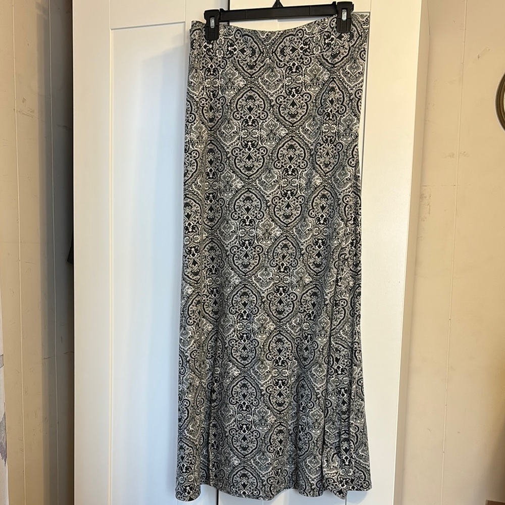 Elegant Black and White Patterned Long Skirt Size 2X